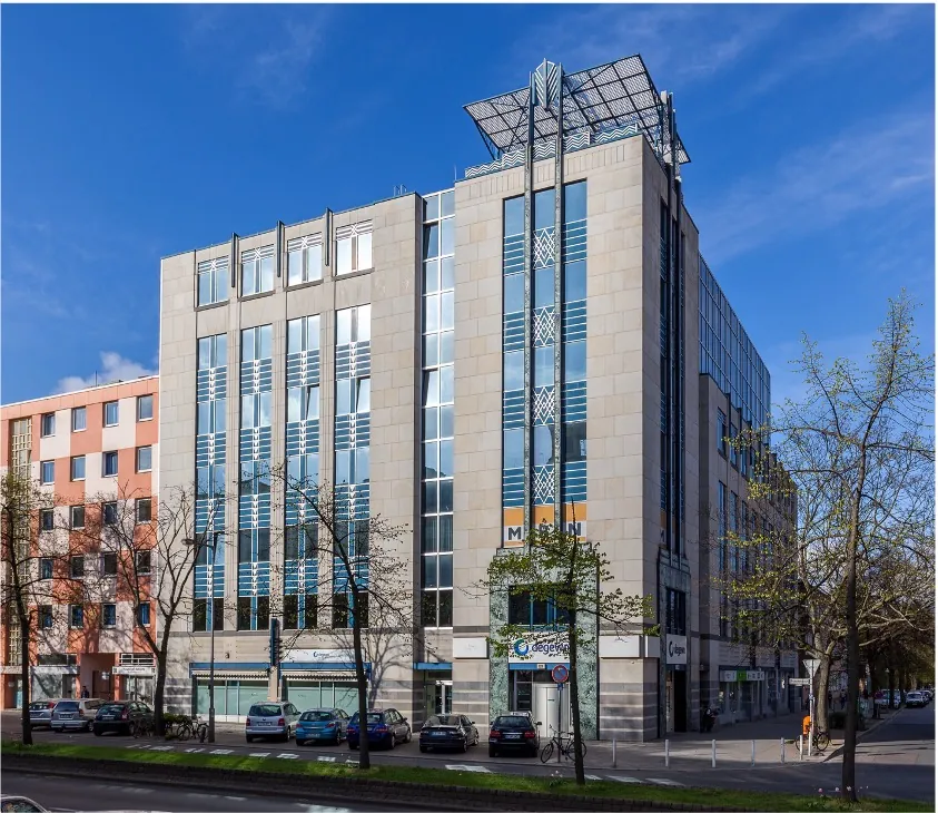 Alufassade in Berlin vor der Sanierung