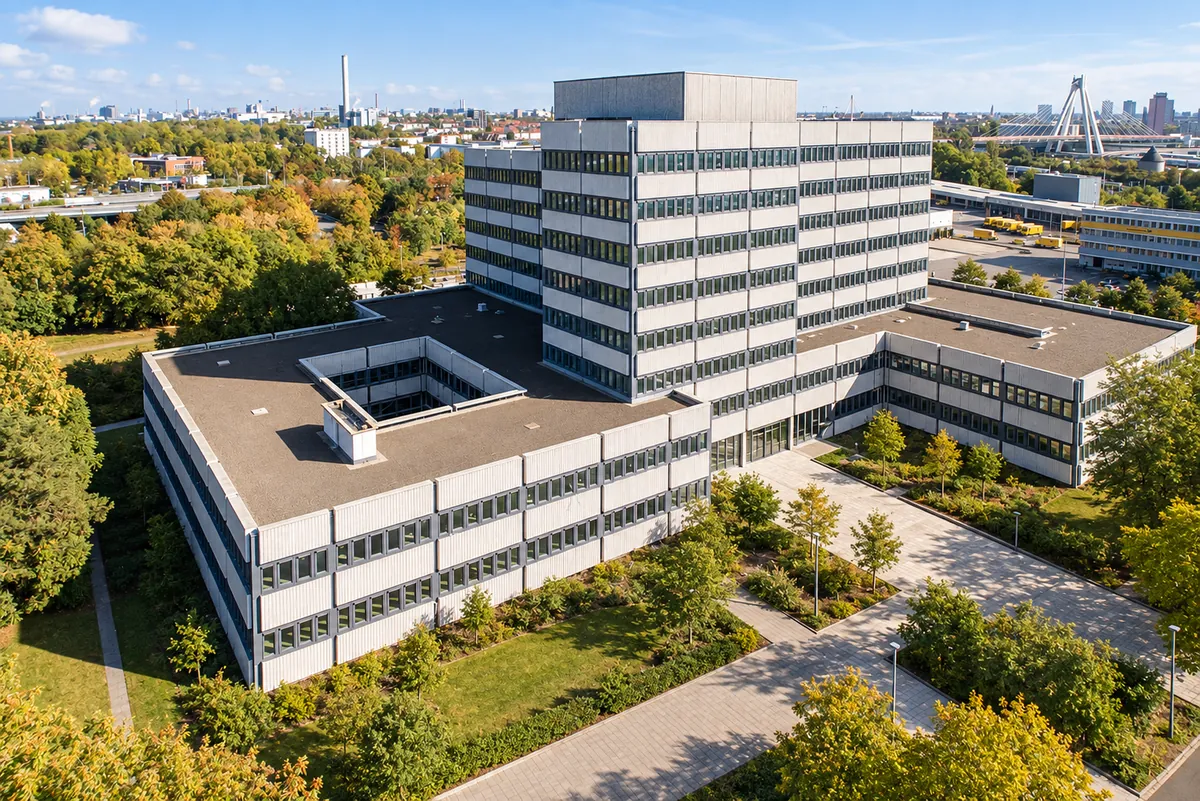 Vue aérienne de l'ensemble à Ludwigshafen : tour, ailes basses et cour intérieure