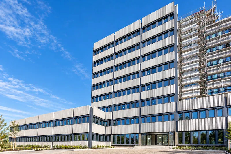 La tour pendant la rénovation : terminée à gauche, encore échafaudée à droite
