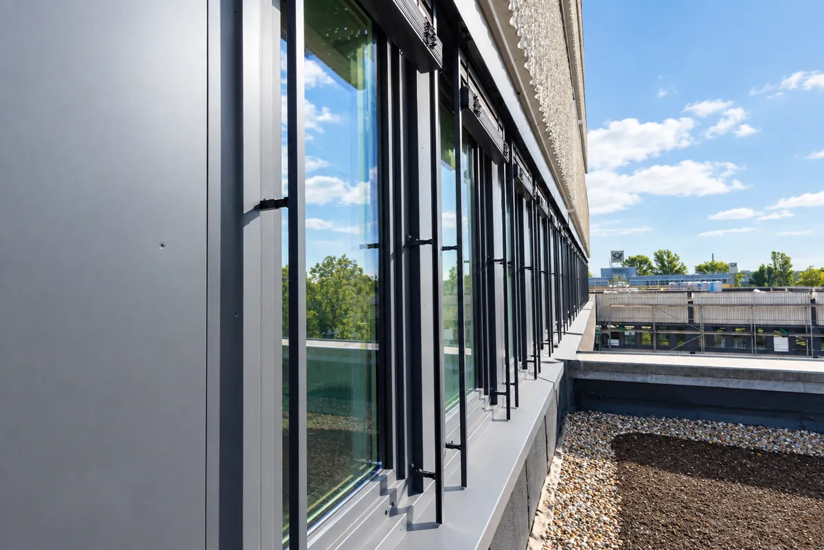 Rangée de fenêtres sur la terrasse avec le nouvel appui et l'habillage aluminium gris ardoise isolé